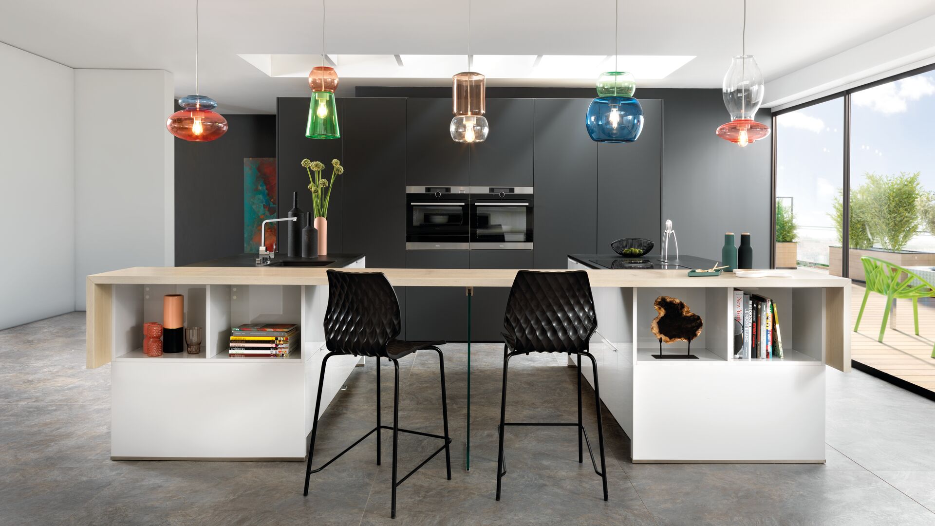 Cuisine rouge et noire en longueur encastrée avec îlot central