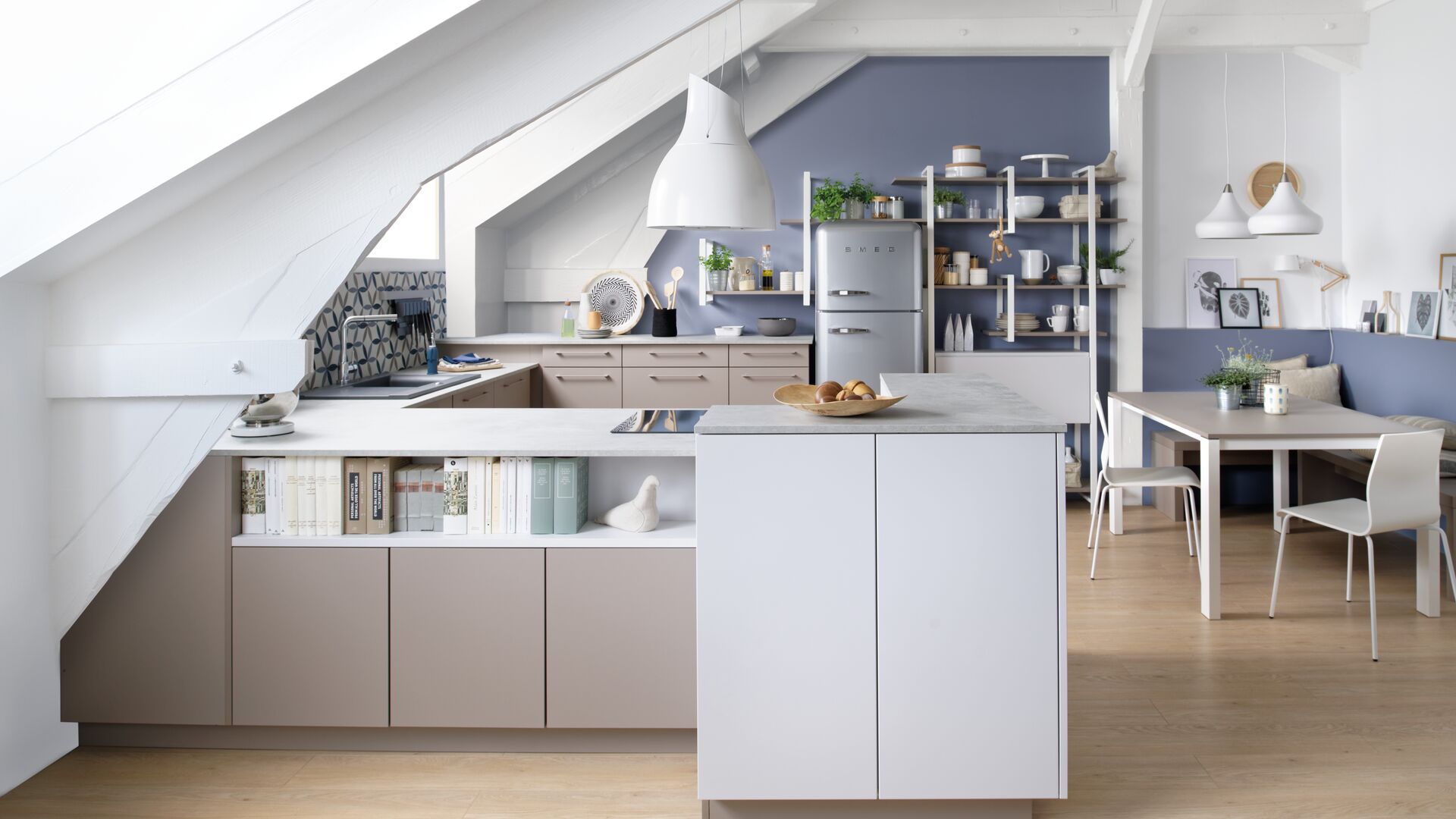 Nuestros muebles pueden acoplarse a la pendiente de la estancia para un acabado más estético y perfectamente integrado.