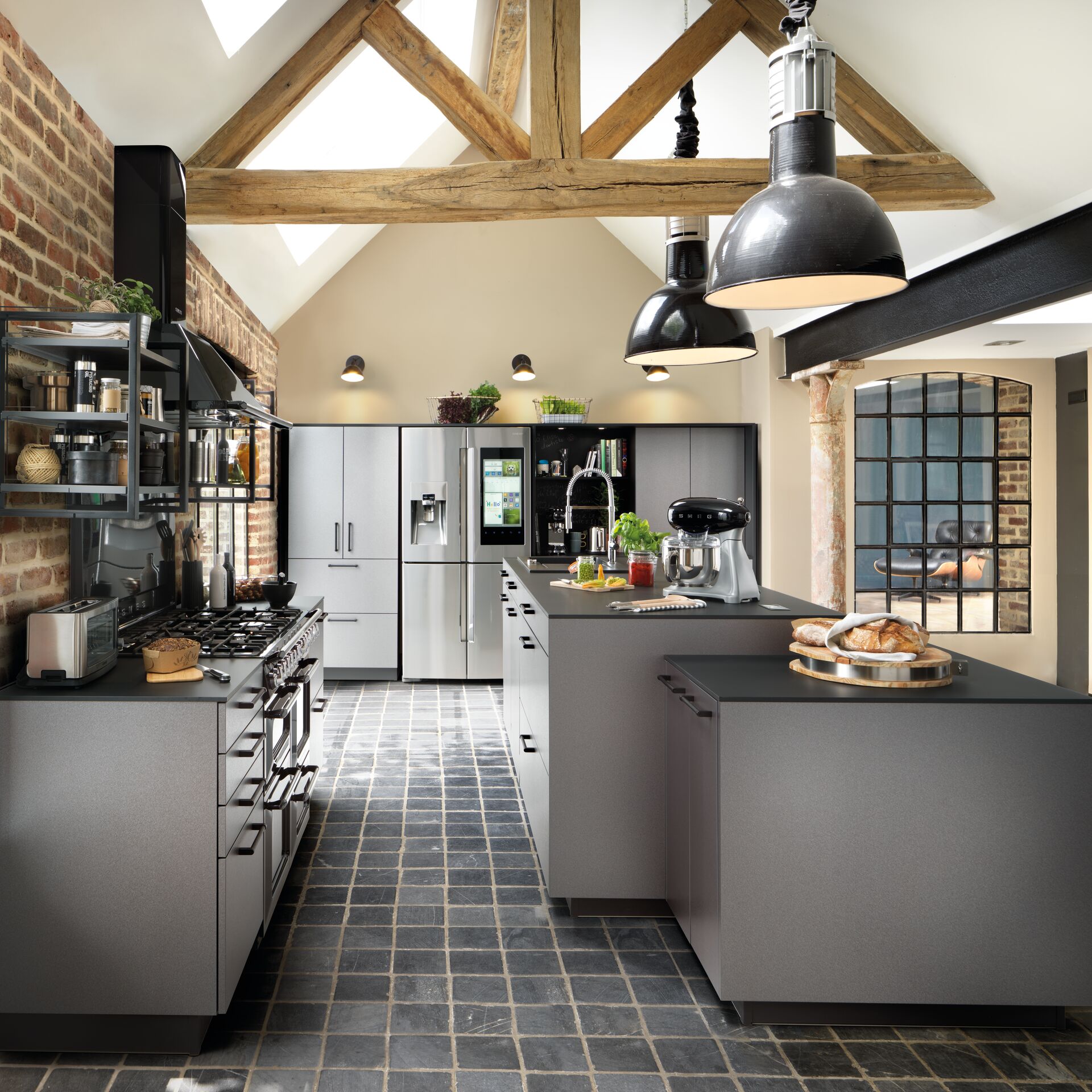 Cuisine grise et noire avec îlot central multi hauteur