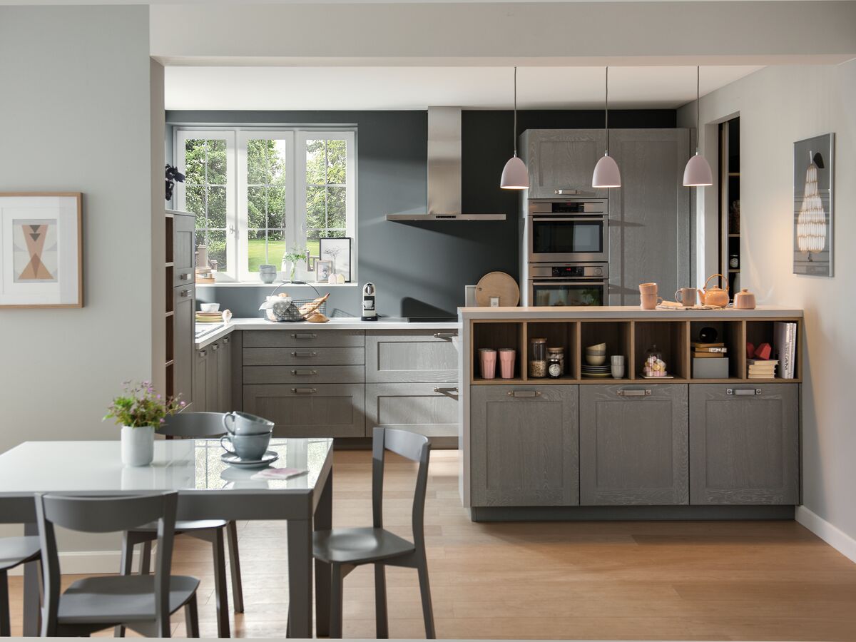 Elegante cocina campestre en forma de L de estilo rústico