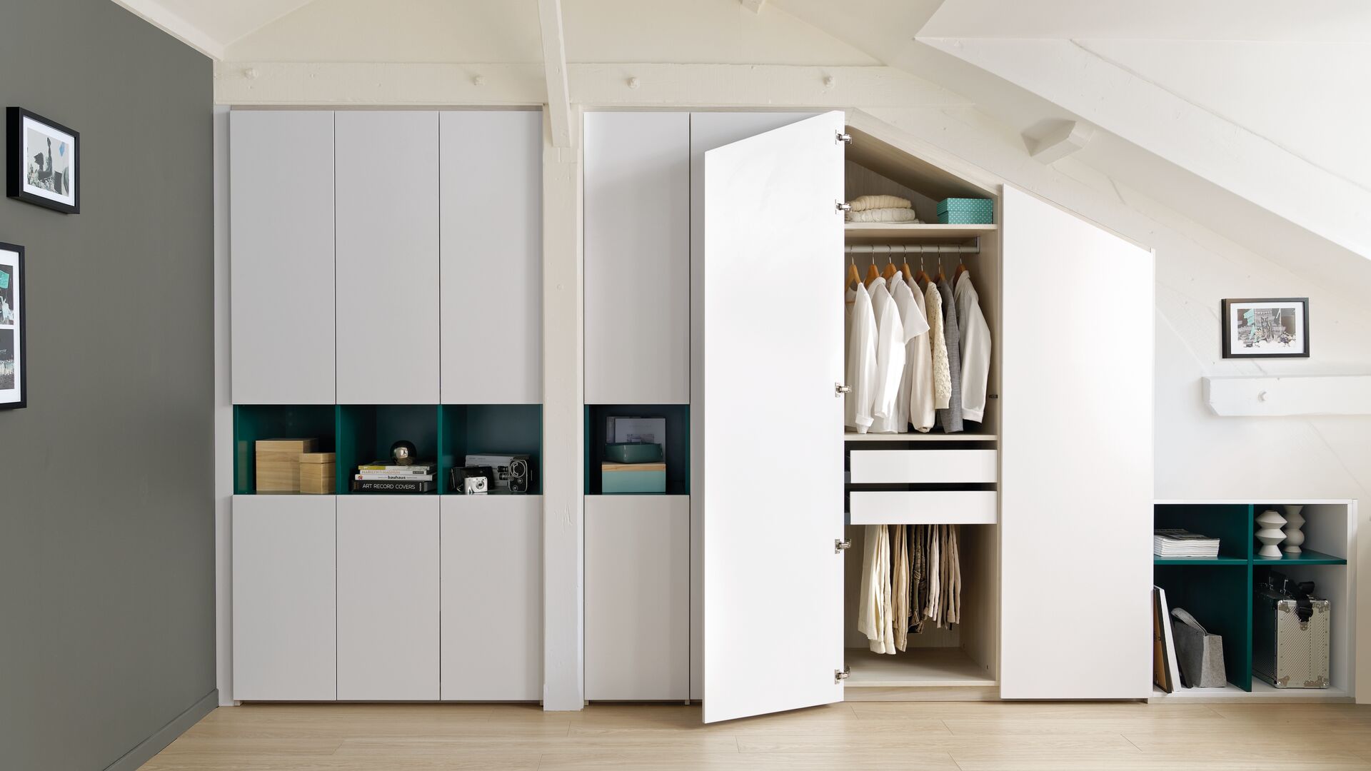 Vue globale du dressing blanc avec porte de penderie ouverte